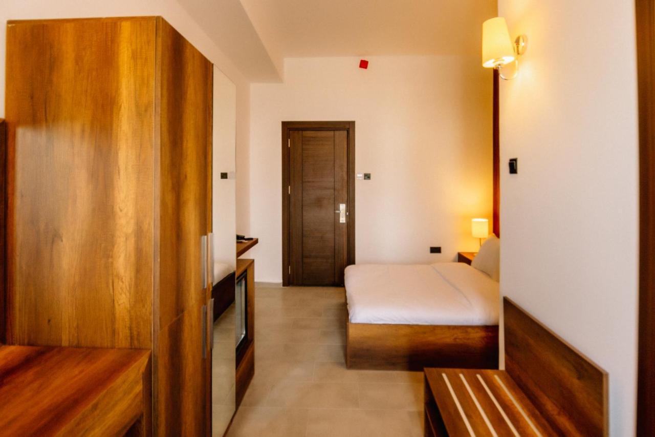 Cezar'S Airport Hotel Никосия Экстерьер фото