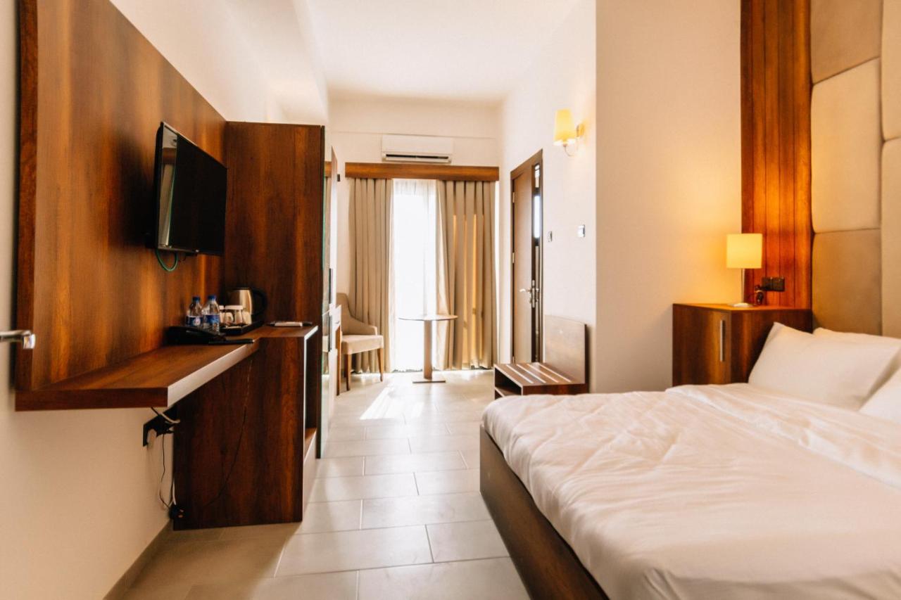 Cezar'S Airport Hotel Никосия Экстерьер фото