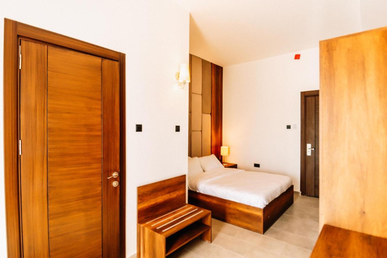 Cezar'S Airport Hotel Никосия Экстерьер фото