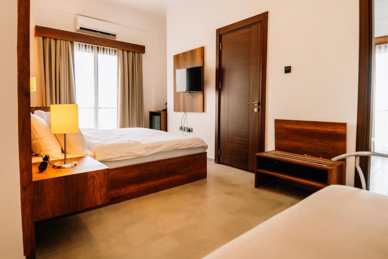 Cezar'S Airport Hotel Никосия Экстерьер фото